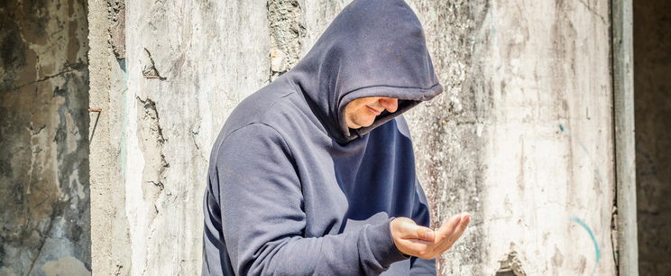 Gyanútlanul segített egy kéregetőnek az édesanya, majd jött a sokk: kapott egy csomagot
