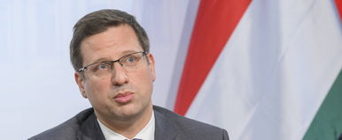 Tovább folytatódik a Kormányinfón fotózó újságíró botránya, újabb videók láttak napvilágot