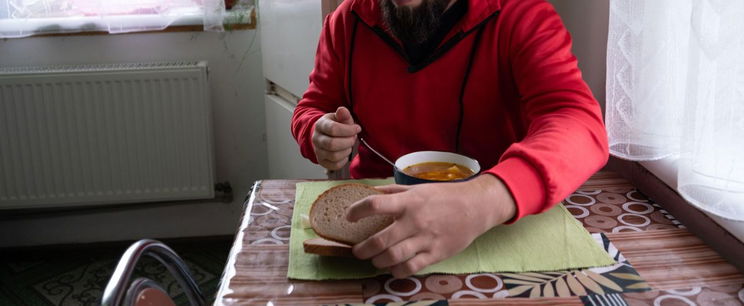 Megkóstolta a magyarok nagy kedvencét egy külföldi zabagép, már az első falatnál szigorú ítéletet mondott