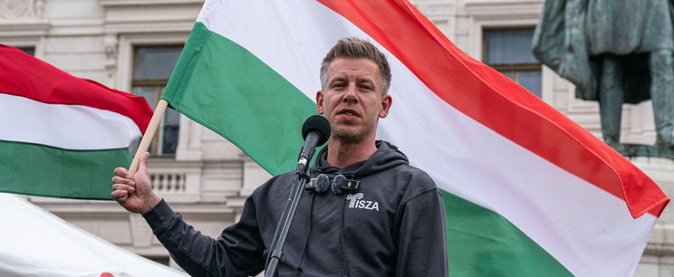 Kötcsén fura alak jelent meg a Tisza Párt rendezvényén, csak most jött a videó a rendkívüli látványossággal