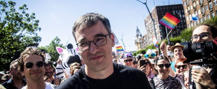 Egyértelmű fotón bukott le Karácsony Gergely, de van egy őrületes csavar a képen