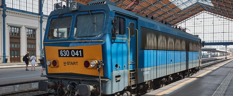Nyílt támadás érte a MÁV-ot, durva plakát jelent meg a fővárosban