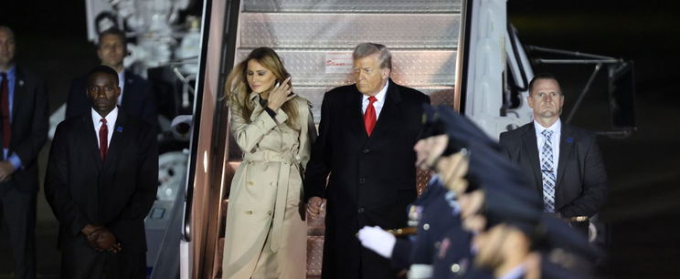 Trump egyre furcsábban viselkedik, most a felesége rángatta ki a kínos helyzetből
