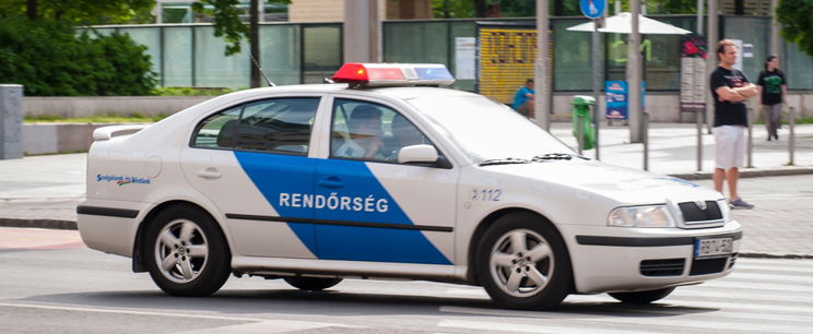 Pajzánkodott egy kicsit az asszonnyal majd hazament, bilincs és 100 ezer forint büntetés lett a vége