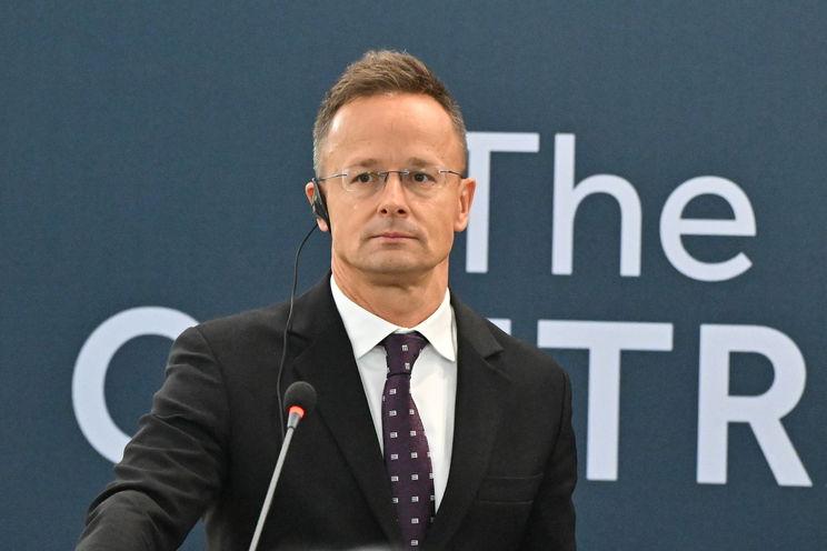 Szijjártó Péterről beszelnek Japánban, bejárta a világot a videó
