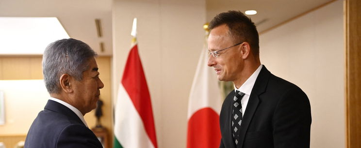 Oltári zenés klipet forgatott Szijjártó Péter, fizetésemelést követelnek a kamerásnak, felrobbant a kommentszekció