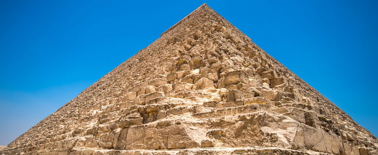 Nekiláttak, hogy lerombolják a nagy egyiptomi piramist, brutális vágást ejtettek a gigantikus építményen, a turisták évszázadok óta megrökönyödnek rajta