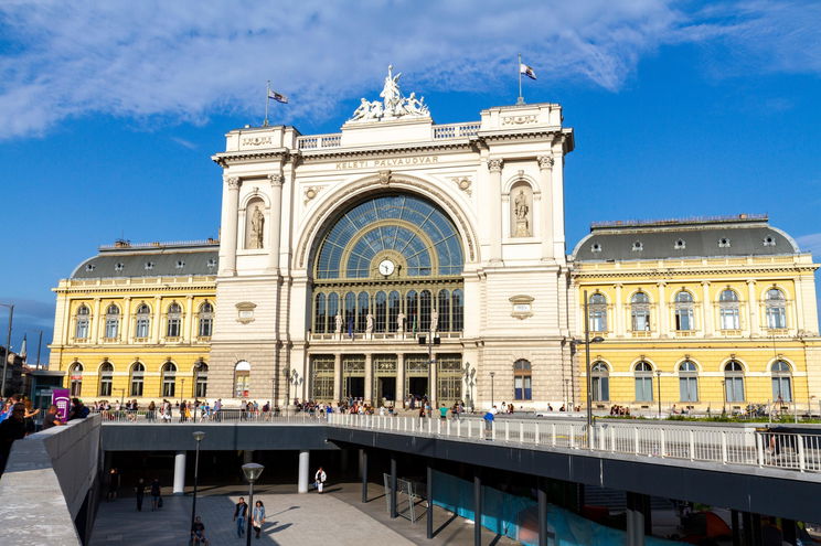 Sokkolták az utasokat a Keleti-pályaudvarnál, ilyen Magyarországon még nem történt