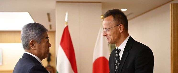 Szijjártó Péter lángost kóstoltatott egy kínai csúcspolitikussal, döbbenet ami lezajlott a kamerák előtt