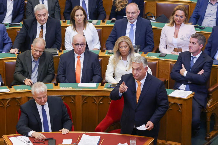 Orbán Viktor élő adásban hatalmas nevetésben tört ki, amikor meghallotta a Fideszre tett megjegyzést
