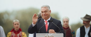 Orbán Viktor két lábbal szállt bele az ellenzékbe, közben elismerte hogy unalmasabbak az ellenfeleiknél