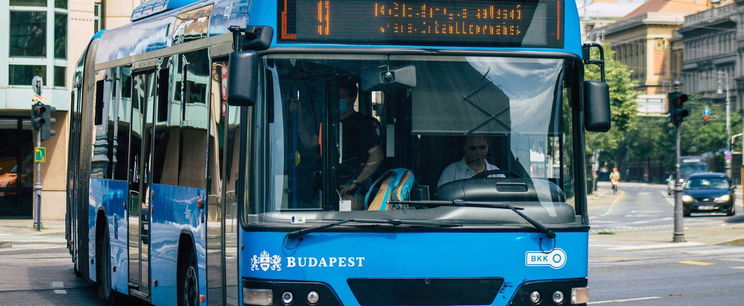 Iszonyatos látvány Budapesten, a BKV-buszok tetején utazik egy férfi