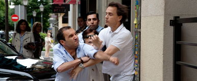 Brutális támadás történt a tüntetésen, egy zebrajelmezes férfit vittek földre