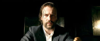 Jason Statham olyan szerepben brillírozik, amilyet még sosem láttál, Guy Ritchie zseniális akció-thrillere új értelmet ad a manipulációnak