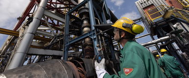 Rendkívüli felvétel jött, így szállt alá a pokol Százhalombattán, brutálisan kivörösödött az ég az finomítótűz után