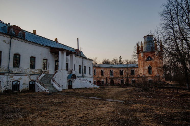 Félelmetes titkot rejt az elhagyatott magyar laktanya, a bejáratnál rémisztő szöveg áll óriási betűkkel