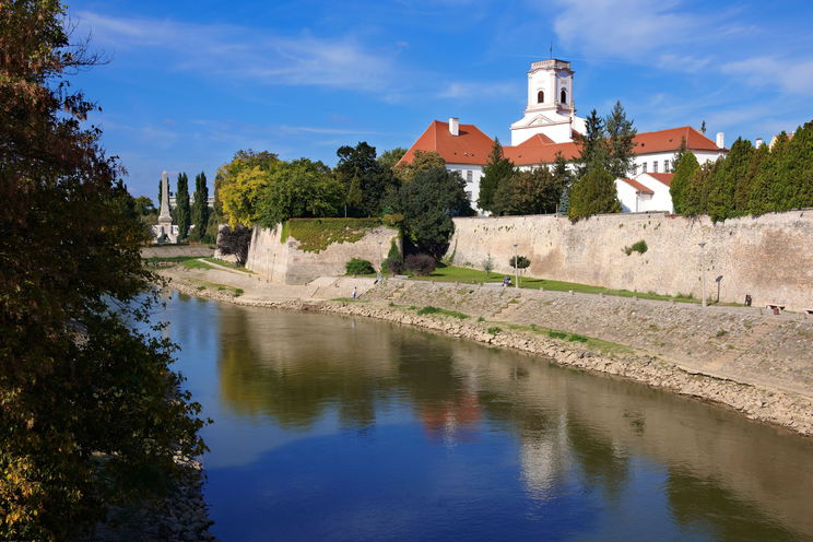 Földöntúli szerkezet lóg ki a Dunából Győr mellett, mintha az űrből jött volna