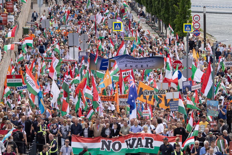 Kiderültek az Orbán-édesanya interjú kulisszatitkai, lerántották a leplet a Békemenet legérdekesebb videójáról?