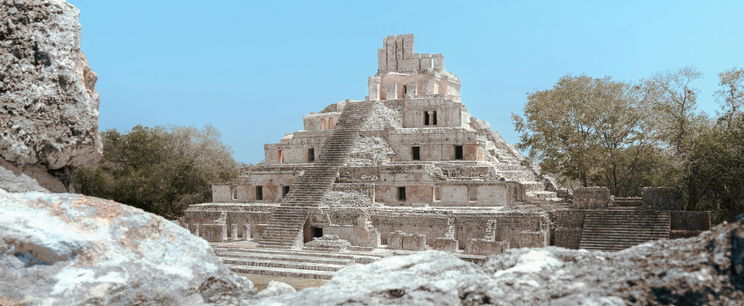 A maják 500 éve megfejtették az univerzum kódját, a piramisaik félelemetes iratokat rejtettek, amelyek a jövőről beszéltek