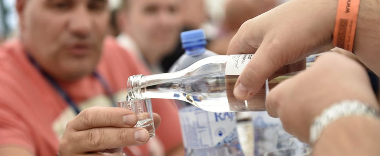 Megkóstolta a magyar pálinkát egy külföldi, irdatlan erős szó hagyta el a száját