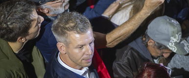 Olyan képet készítettek Magyar Péterről, amely zavarba hoz mindenkit jobb és a bal oldalon is