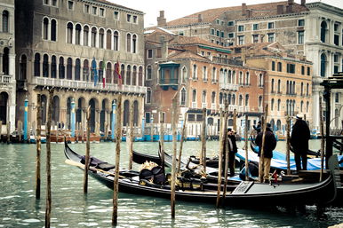 Az olasz Velence főterén óriási magyar felirat áll, 1 szó amelybe beleborzongunk