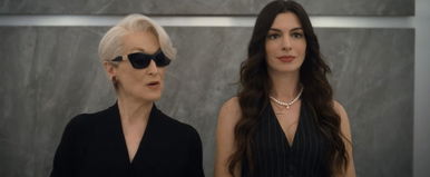 Baleset érte Anne Hathawayt, a kamerák előtt csuklott össze