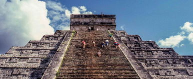 Felmászott a piramis tetejére, borzalmas, ami történt vele, figyelmeztetés ez az egész világnak