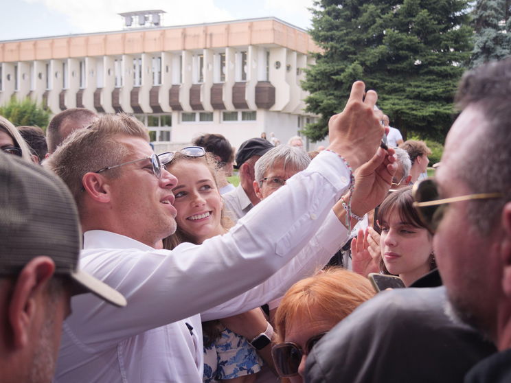 Újabb celebet szúrtak ki maguknak a Tiszások, durva élményekről számolt be az ismert művész