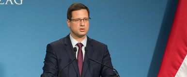 Gulyás Gergely hirtelen megakasztotta a Kormányinfó élő adását, az év legkeményebb szópárbaja bontakozott ki