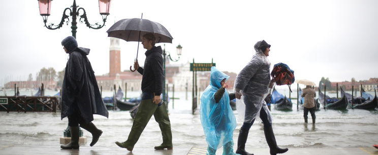 Eső zúdul az országra, egyetlen országrészt neveztek meg a legfrissebb időjárás-előrejelzésekben, ahol nyakunkba hullhat a csapadék?