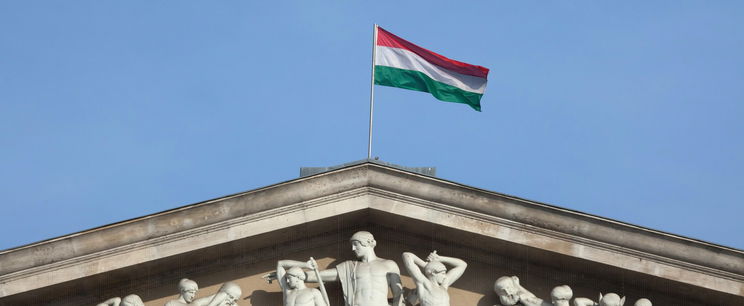 Így néz ki most az utolsó magyar király unokája, a Habsburg-trónörökös nevét teljesen megváltoztatták, remegett a keze a riporterek gyűrűjében