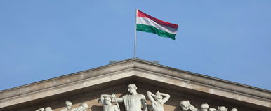 Így néz ki most az utolsó magyar király unokája, a Habsburg-trónörökös nevét teljesen megváltoztatták, remegett a keze a riporterek gyűrűjében