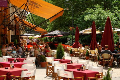 Ordenáré módon beszélt a szakács egy vendéggel a nívós étteremben, többszázezer forintos összeg lett a számla a vége