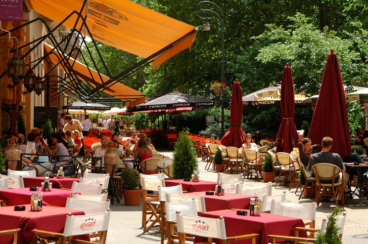 Ordenáré módon beszélt a szakács egy vendéggel a nívós étteremben, többszázezer forintos összeg lett a számla a vége