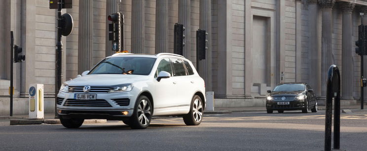 Eddig rosszul kanyarodtál az autóddal? Rendívüli KRESZ-szabályra hívták fel a figyelmet