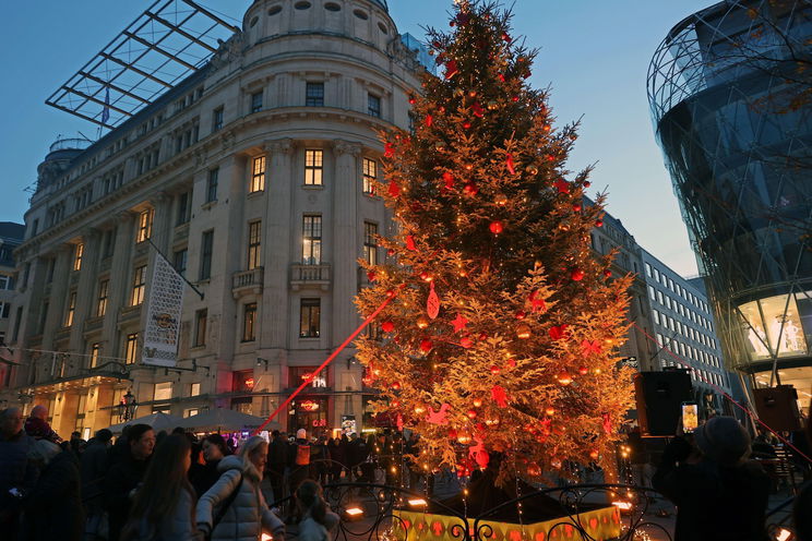 Óriási a felháborodás a Kossuth tér karácsonyfája miatt, egy emberként szólalt fel az ország