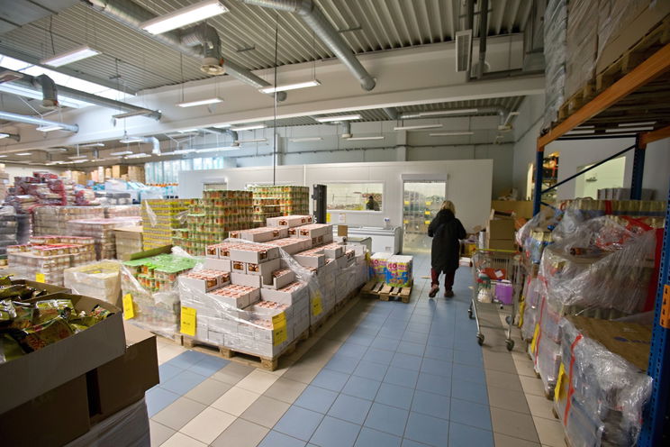 Megmutatták mit rejt az új orosz szupermarket hűtője, páratlan termék érkezett, egyre nagyobb a tömeg