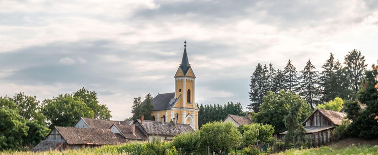 Kettévágták a magyar települést, másik országhoz került a fele, a határ iszonyatosan néz ki