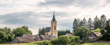 Kettévágták a magyar települést, másik országhoz került a fele, a határ iszonyatosan néz ki