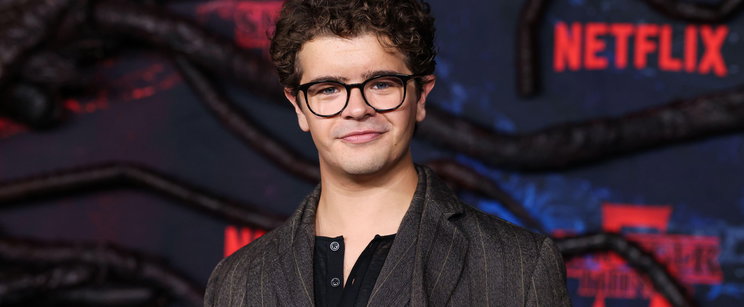 Furcsa kinézete miatt imádják a Netflix sztárját, de a sikernek súlyos ára van