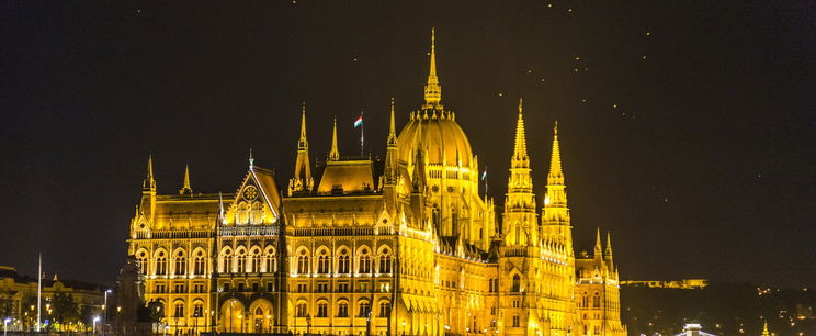 Brutális éjszakai lesivideó szivárgott ki a Parlament elől, valami felfoghatatlan jelent meg a sötétségben