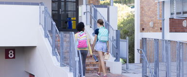 Botrányos felirat jelent meg egy Komárom-Esztergom megyei iskola mellett, hatalmas a balhé?