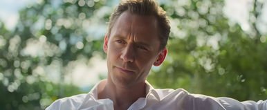 James Bondot is lealázó krimi-thriller tarol az Amazon Prime-on, Tom Hiddleston és Hugh Laurie macska-egér játéka legendás