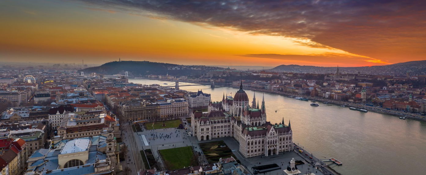 Döbbenetes dolog jelent meg Budapest felett az égen, hirtelen világos lett az éjszaka közepén