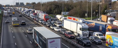 Döbbenetes jelenet, akkora dugó lett az M3-as autópályán, hogy ételt osztottak