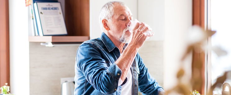 Kiderült, ez a hétköznapi ital meghosszabbíthatja az életed, a kutatók is ledöbbentek az eredményen