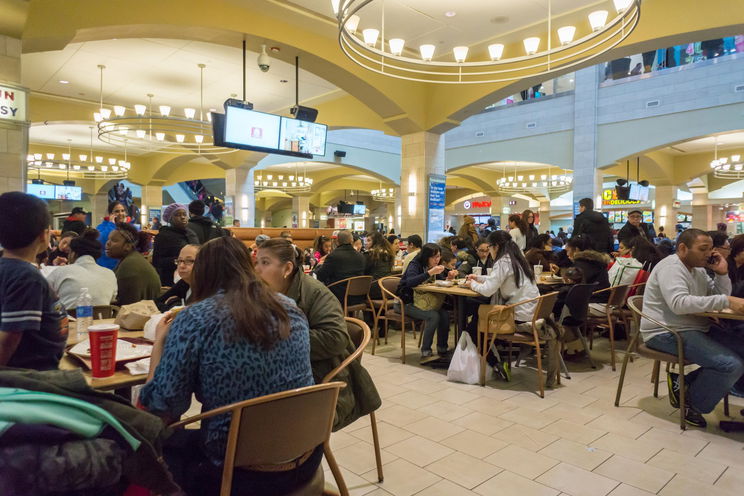 Az egész éttermet sokkolta az ingyen ételt követelő vendég, hős lett az elveiért kiálló üzletvezető