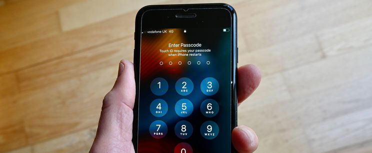 Ha ez be van kapcsolva a telefonodon, figyelnek, így tudod rögtön ellenőrizni