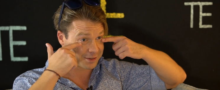 Elhallgattatták a Pokoli rokonok színészét, az arcába és a nyakába is kapott egy párat